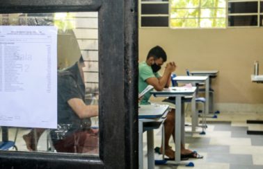 Candidatos são eliminados de concurso da Polícia Civil da Paraíba após serem flagrados com ‘cola’ e celular ligado