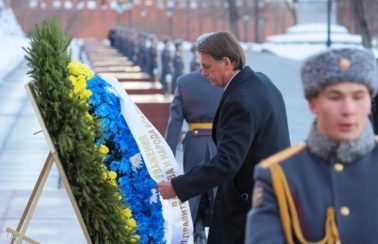 Bolsonaro inicia viagem na Rússia prestando homenagem a soldados comunistas