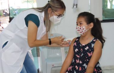 “Não é um experimento, a vacina infantil é segura e aprovada pela Anvisa”, afirma médico epidemiologista
