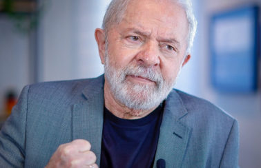 Lula segue liderando pesquisa, mas diferença para Bolsonaro volta a cair