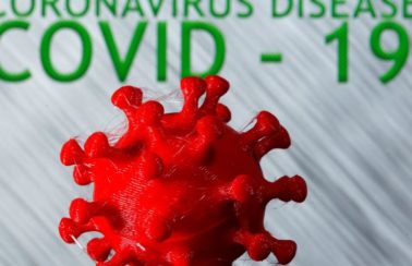 Dados sugerem que Brasil passou pelo pico da Ômicron, mas é preciso cuidado