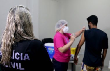 Presos na Delegacia de Capturas são vacinados contra a Covid-19, em Fortaleza