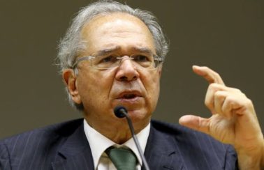 Guedes anuncia corte de 25% no IPI e diz que governo estuda liberar saque do FGTS para quitar dívida