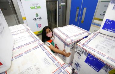 Para imunizar crianças e adultos contra a covid, Ceará recebe mais três lotes de vacinas