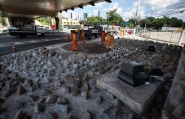 Projeto de Lei quer proibir instalações ‘antipobres’ em espaços públicos no Piauí