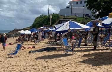 Homem morre após sair da água e desmaiar na areia da praia do Porto da Barra, em Salvador