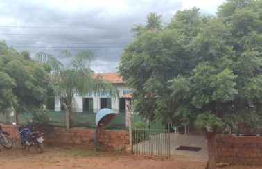 Alunos fazem abaixo-assinado pedindo ônibus escolar para não precisarem andar 2 km até escola no Sul do Piauí