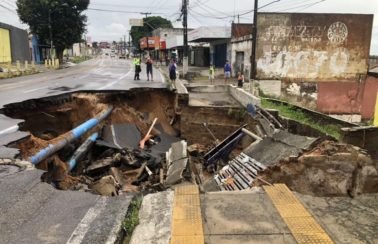 Prefeitura de Natal decreta situação de emergência após chuva alagar ruas e abrir crateras na cidade