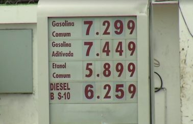 Gasolina volta a custar mais de R$ 7 em postos de combustíveis de Natal