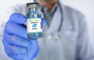 Reforço com a Pfizer aumenta nível de anticorpos em até 25 vezes, diz estudo