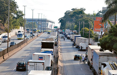 Caminhoneiros protestam contra o aumento no preço do combustível em Feira de Santana, na BA; Av. Transnordestina é interditada