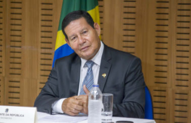 Presidente da Petrobras é resiliente e aguenta pressão, diz Mourão
