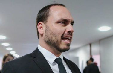 Governo diz que não pagou ida de Carlos Bolsonaro à Rússia, mas não indica quem custeou viagem