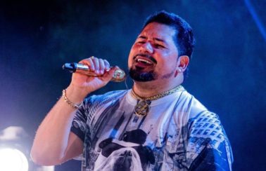 Cantor Zezo Potiguar tem joias e celulares roubados em Campina Grande