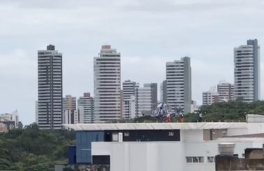 Homem morre após helicóptero com funcionários da Petrobras fazer pouso forçado na Bahia; 12 feridos foram resgatados
