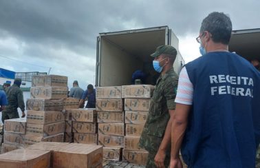 90 toneladas de cigarro são apreendidas em navio na costa de Salvador