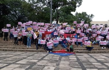 Em assembleia, professores da rede estadual recusam reajuste proposto pelo Governo do Piauí e permanecem em greve