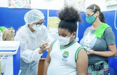 Maceió promove ‘maratona’ de vacinação de alunos da rede municipal contra Covid