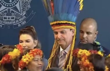 Bolsonaro vai de cocar receber medalha indigenista; ativistas criticam: ‘Afronta’