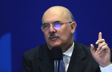Ministro da Educação diz priorizar intermédio de pastor a pedido de Bolsonaro