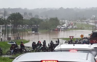 Fortes chuvas causam alagamentos e mortes no Grande Recife