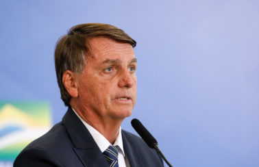 Bolsonaro deixa hospital após ser internado com dores abdominais