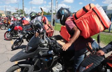 Entregadores e motoristas de aplicativos fazem protesto e cobram aumento de remuneração, no Grande Recife