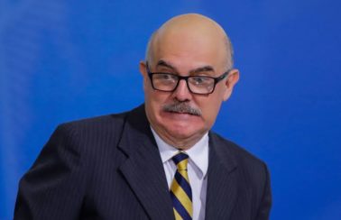 Depoimento de Milton Ribeiro está mantido, e falta será ‘chamamento’ para CPI do MEC, diz senador