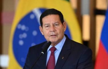 ‘Não vai mudar nada’, diz Mourão sobre troca no comando da Petrobras feita por Bolsonaro