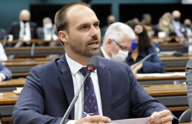 Partidos pedem cassação de Eduardo Bolsonaro por deboche à tortura sofrida por Miriam Leitão