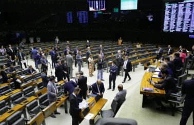 Câmara rejeita urgência para projeto que criminaliza divulgação de fake news