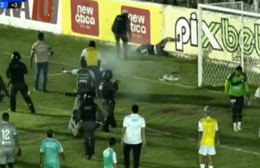 Jogo do Paraibano termina com invasão, tiros e torcedor espancado no gramado; veja vídeo