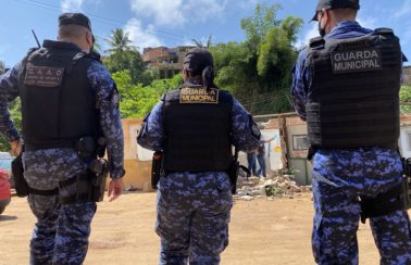 Guarda municipal é presa suspeita de atirar para o alto durante discussão em Maceió