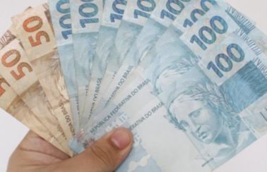 Governo propõe salário mínimo de R$ 1.294 para 2023