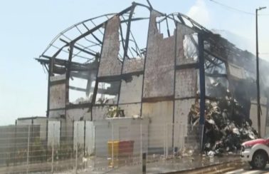 Bombeiros controlam incêndio no galpão de área portuária de Salvador; parte da estrutura deve ser demolida