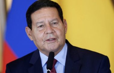 Mourão ri da possibilidade de investigar militares por tortura na ditadura: ‘Vai trazer os caras do túmulo de volta?’