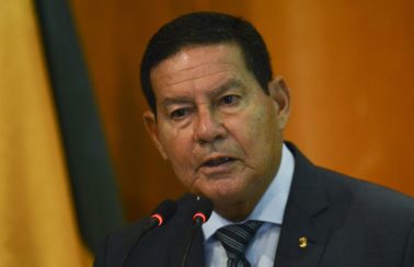 Mourão é denunciado à Corte Interamericana após ironizar áudios sobre tortura