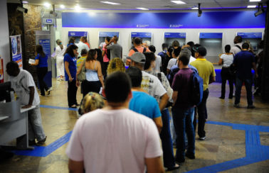Agências da Caixa têm longas filas no primeiro dia de saque do FGTS
