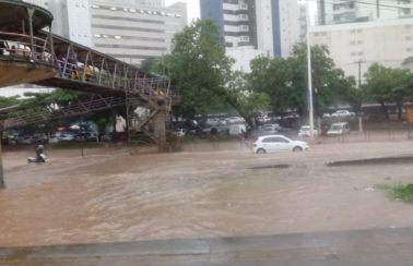 Moradores contabilizam prejuízos após 6 dias de chuva; abril registra volume 29% maior que média histórica, em Salvador