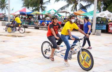 Projeto Bike sem Barreiras oferece bicicletas adaptadas para passeios com inclusão e lazer em Fortaleza
