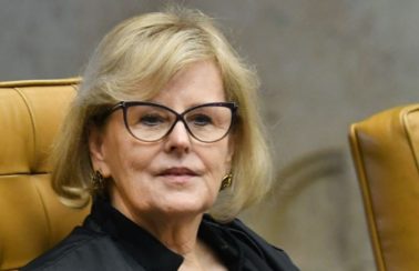 Ministra do STF dá 10 dias para Bolsonaro explicar indulto a Daniel Silveira