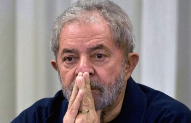 Lula diz que Bolsonaro fez ‘graça’ e foi ‘estúpido’ ao conceder indulto a Silveira