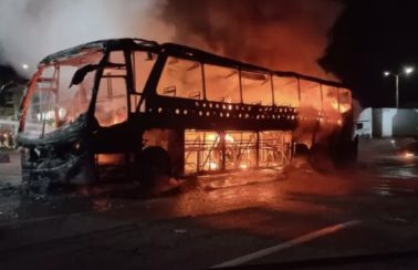 Passageiro fuma em banheiro e causa incêndio em ônibus de viagem em Pindoretama, no CE