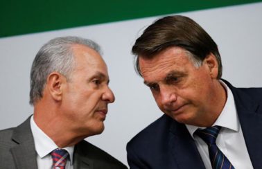 Após criticar reajustes da Petrobras, Bolsonaro troca ministro de Minas e Energia