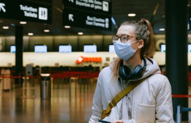 Anvisa mantém máscara em voos e aeroportos e libera serviço de bordo