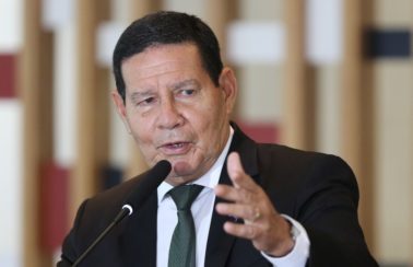 Mourão apoia fala de Bolsonaro e diz que AI-5 ‘já passou’