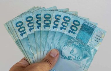 Trabalhador que ganha um salário mínimo gasta 50% da renda com cesta básica, em João Pessoa
