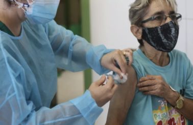 Fortaleza começa a aplicar a 4ª dose da vacina contra Covid-19 em idosos com 60 anos ou mais nesta terça (17)