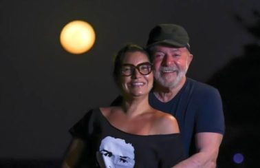 Lula faz pausa na pré-campanha para se casar em São Paulo