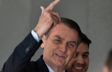 Bolsonaro volta a associar democracia ao armamento da população